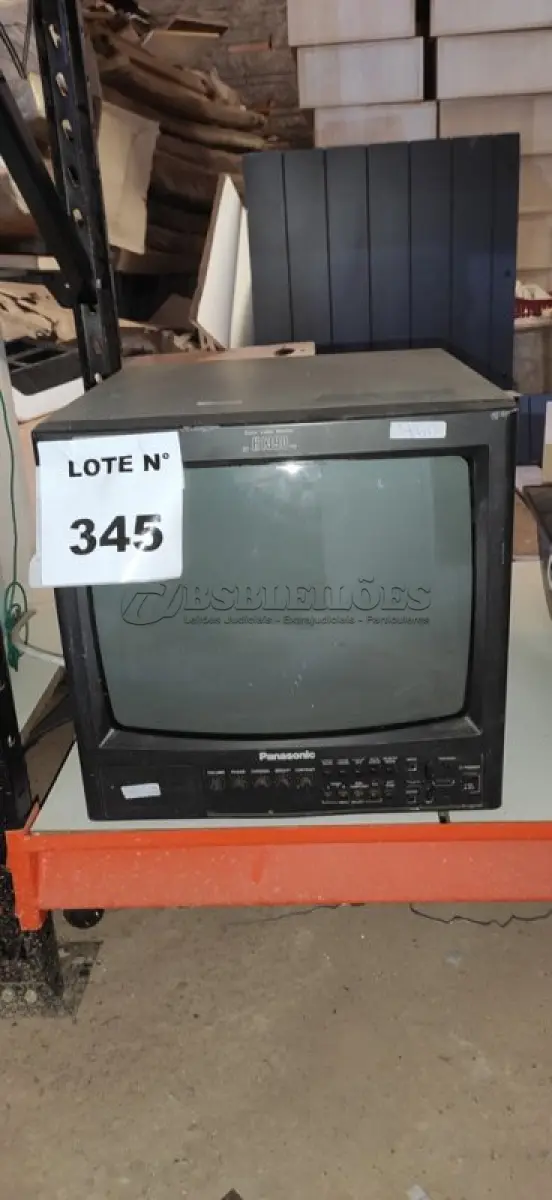 LOTE 345 -   01 MONITOR PANASONIC PARA CÂMERAS DE SEGURANÇA.  (NO ESTADO) ATENÇÃO! FAZER A VISITAÇÃO ANTES DE ARREMATAR, NÃO SABEMOS SE FUNCIONA, LEILÃO NÃO TEM GARANTIA E NEM DEVOLUÇÃO, SUJEITO A POSSÍVEIS AVARIAS VISÍVEIS/OCULTAS E/OU AUSÊNCIA DE COMPONENTES.