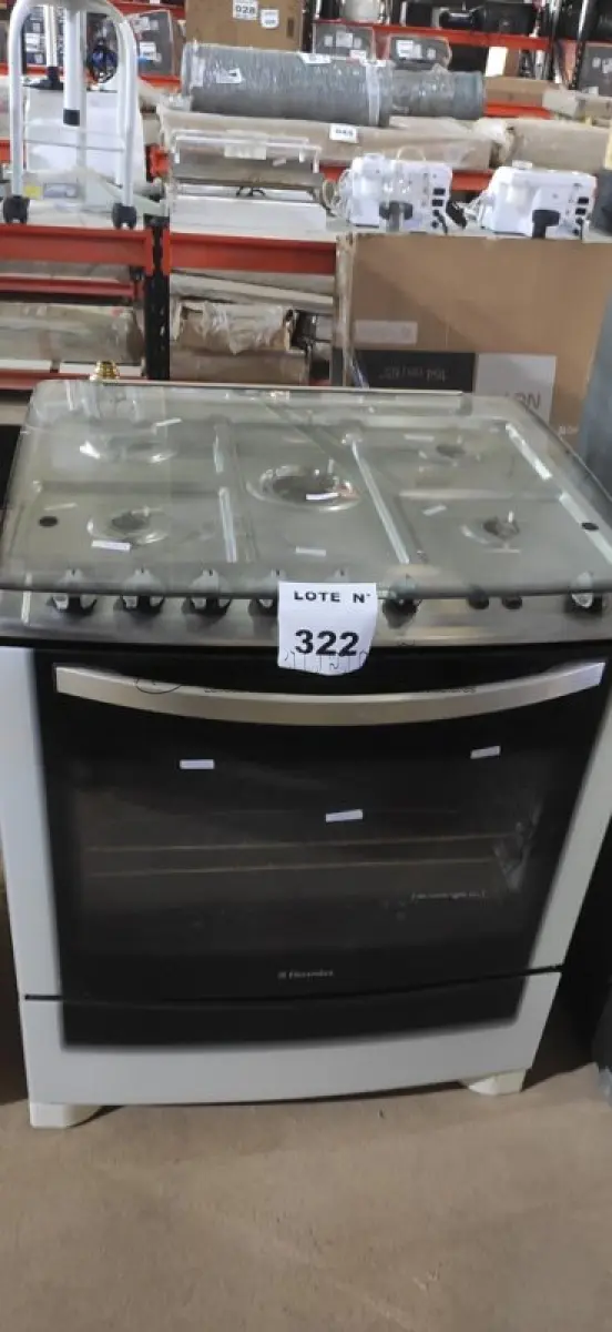 LOTE 322 -  01 FOGÃO ELECTROLUX 5 BOCAS COM AVARIAS.  (NO ESTADO) ATENÇÃO! FAZER A VISITAÇÃO ANTES DE ARREMATAR, NÃO SABEMOS SE FUNCIONA, LEILÃO NÃO TEM GARANTIA E NEM DEVOLUÇÃO, SUJEITO A POSSÍVEIS AVARIAS VISÍVEIS/OCULTAS E/OU AUSÊNCIA DE COMPONENTES.