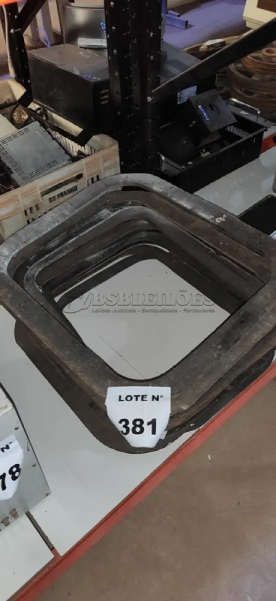 LOTE 381 - 06 AROS DE TAMPA DE BUEIRO. (NO ESTADO) ATENÇÃO! FAZER A VISITAÇÃO ANTES DE ARREMATAR, NÃO SABEMOS SE FUNCIONA, LEILÃO NÃO TEM GARANTIA E NEM DEVOLUÇÃO, SUJEITO A POSSÍVEIS AVARIAS VISÍVEIS/OCULTAS E/OU AUSÊNCIA DE COMPONENTES.