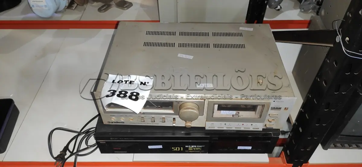 LOTE 388 -  01 STÉREO CASSETE DECCK CD 5500 E 01 VHS PANASONIC.  (NO ESTADO) ATENÇÃO! FAZER A VISITAÇÃO ANTES DE ARREMATAR, NÃO SABEMOS SE FUNCIONA, LEILÃO NÃO TEM GARANTIA E NEM DEVOLUÇÃO, SUJEITO A POSSÍVEIS AVARIAS VISÍVEIS/OCULTAS E/OU AUSÊNCIA DE COMPONENTES.