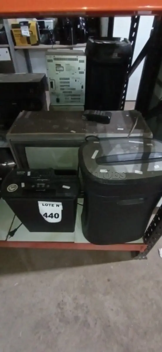LOTE 440 - 01 FRAGMENTADORA MODELO HG14 MARCA ROYAL, 01 FRAGMENTADORA MODELO AS810SD MARCA AURORA E 01 TV DE TUBO ANTIGA COM CONTROLE MARCA MITSUBISHI. (NO ESTADO) ATENÇÃO! FAZER A VISITAÇÃO ANTES DE ARREMATAR, NÃO SABEMOS SE FUNCIONA, LEILÃO NÃO TEM GARANTIA E NEM DEVOLUÇÃO, SUJEITO A POSSÍVEIS AVARIAS VISÍVEIS/OCULTAS E/OU AUSÊNCIA DE COMPONENTES.