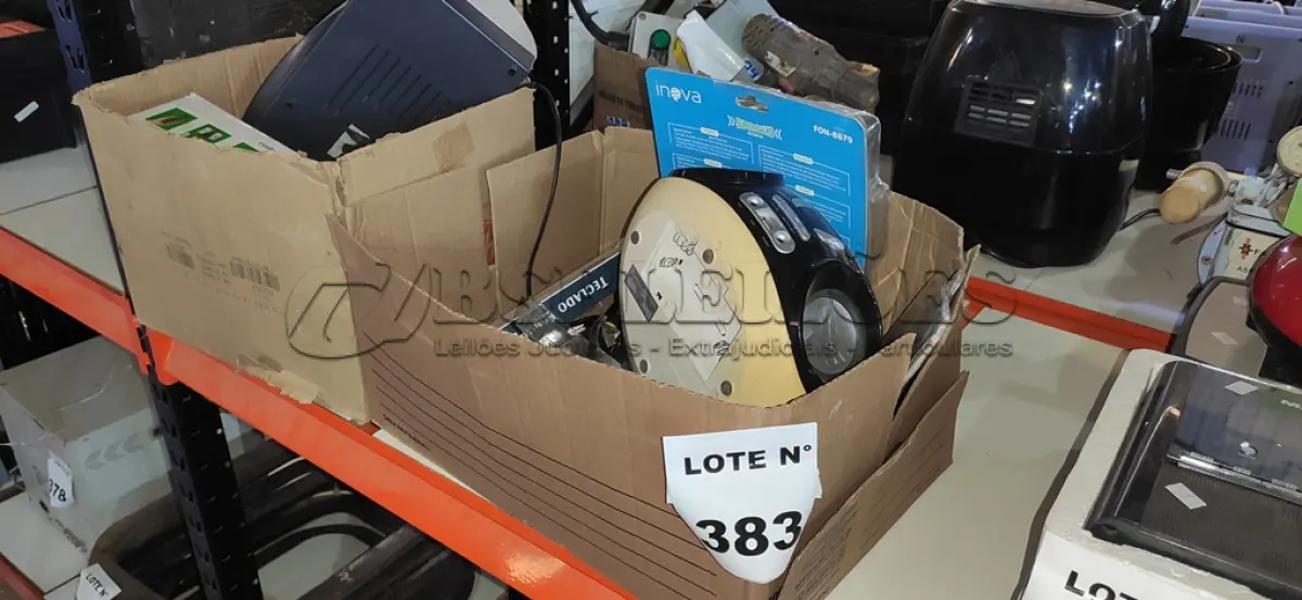LOTE 383 - 01 HEADSET MARCA INOVA, 02 CALCULADORAS, 01 MÁQUINA DE CARTÃO MODERNINHA PRO, 01 JOYSTICK DE VÍDEO GAME, 01 SCANNER 110V MARCA MENNO, 01 APARELHO DE SOM PORTÁTIL MARCA MONDIAL, 03 MOUSES SEM FIO, 01 TECLADO SEM FIO PARA PC, 02 TELEFONES FIXOS E VÁRIOS CARIMBOS E ELETRÔNICOS DIVERSOS. (NO ESTADO) ATENÇÃO! FAZER A VISITAÇÃO ANTES DE ARREMATAR, NÃO SABEMOS SE FUNCIONA, LEILÃO NÃO TEM GARANTIA E NEM DEVOLUÇÃO, SUJEITO A POSSÍVEIS AVARIAS VISÍVEIS/OCULTAS E/OU AUSÊNCIA DE COMPONENTES.