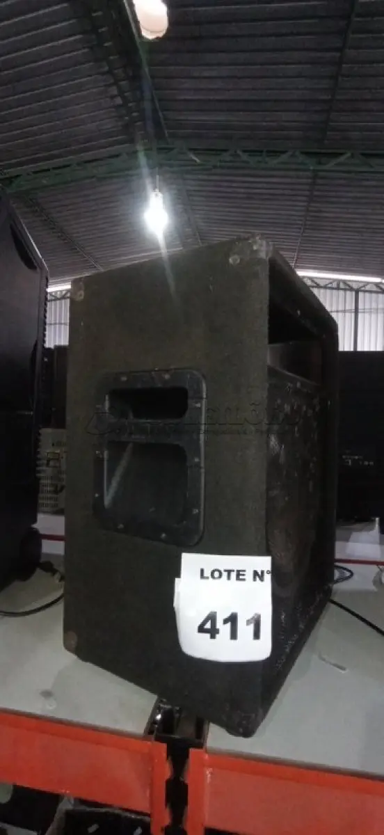 LOTE 411 -  01 CAIXA DE SOM .  (NO ESTADO) ATENÇÃO! FAZER A VISITAÇÃO ANTES DE ARREMATAR, NÃO SABEMOS SE FUNCIONA, LEILÃO NÃO TEM GARANTIA E NEM DEVOLUÇÃO, SUJEITO A POSSÍVEIS AVARIAS VISÍVEIS/OCULTAS E/OU AUSÊNCIA DE COMPONENTES.