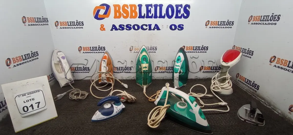 LOTE 017 - 01 VAPORIZADOR DE ROUPAS MARCA BLACK DECKER  E 07 FERROS DE PASSAR DE MARCASSE MODELOS DIVERSOS. (NO ESTADO) ATENÇÃO! FAZER A VISITAÇÃO ANTES DE ARREMATAR, NÃO SABEMOS SE FUNCIONA, LEILÃO NÃO TEM GARANTIA E NEM DEVOLUÇÃO, SUJEITO A POSSÍVEIS AVARIAS VISÍVEIS/OCULTAS E/OU AUSÊNCIA DE COMPONENTES.