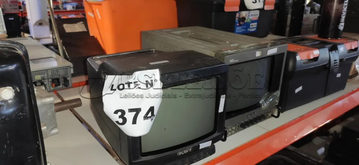 LOTE 374 -  01 MONITOR PARA CÂMERAS DE SEGURANÇA E 01 MONITOR TV SONY.  (NO ESTADO) ATENÇÃO! FAZER A VISITAÇÃO ANTES DE ARREMATAR, NÃO SABEMOS SE FUNCIONA, LEILÃO NÃO TEM GARANTIA E NEM DEVOLUÇÃO, SUJEITO A POSSÍVEIS AVARIAS VISÍVEIS/OCULTAS E/OU AUSÊNCIA DE COMPONENTES.