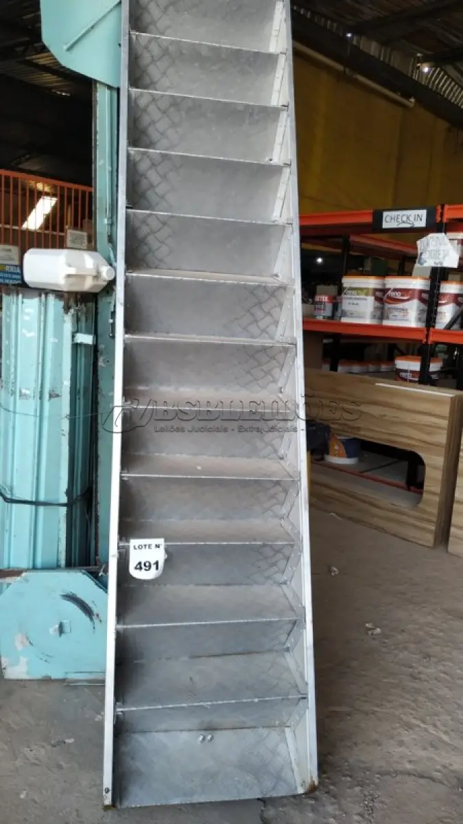 LOTE 491 - 01 ESCADA EM ALUMÍNIO 15 DEGRAUS. (NO ESTADO) ATENÇÃO! FAZER A VISITAÇÃO ANTES DE ARREMATAR, NÃO SABEMOS SE FUNCIONA, LEILÃO NÃO TEM GARANTIA E NEM DEVOLUÇÃO, SUJEITO A POSSÍVEIS AVARIAS VISÍVEIS/OCULTAS E/OU AUSÊNCIA DE COMPONENTES.