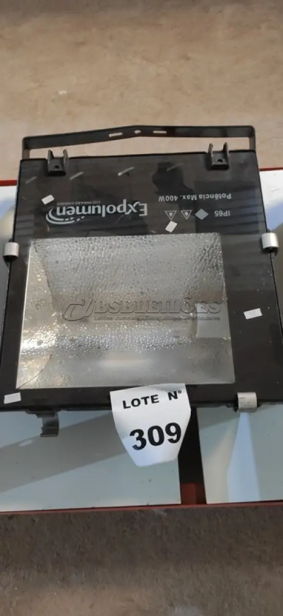 LOTE 309 - 01 REFLETOR 400W MARCA EXPOLUMEN. (NO ESTADO) ATENÇÃO! FAZER A VISITAÇÃO ANTES DE ARREMATAR, NÃO SABEMOS SE FUNCIONA, LEILÃO NÃO TEM GARANTIA E NEM DEVOLUÇÃO, SUJEITO A POSSÍVEIS AVARIAS VISÍVEIS/OCULTAS E/OU AUSÊNCIA DE COMPONENTES.