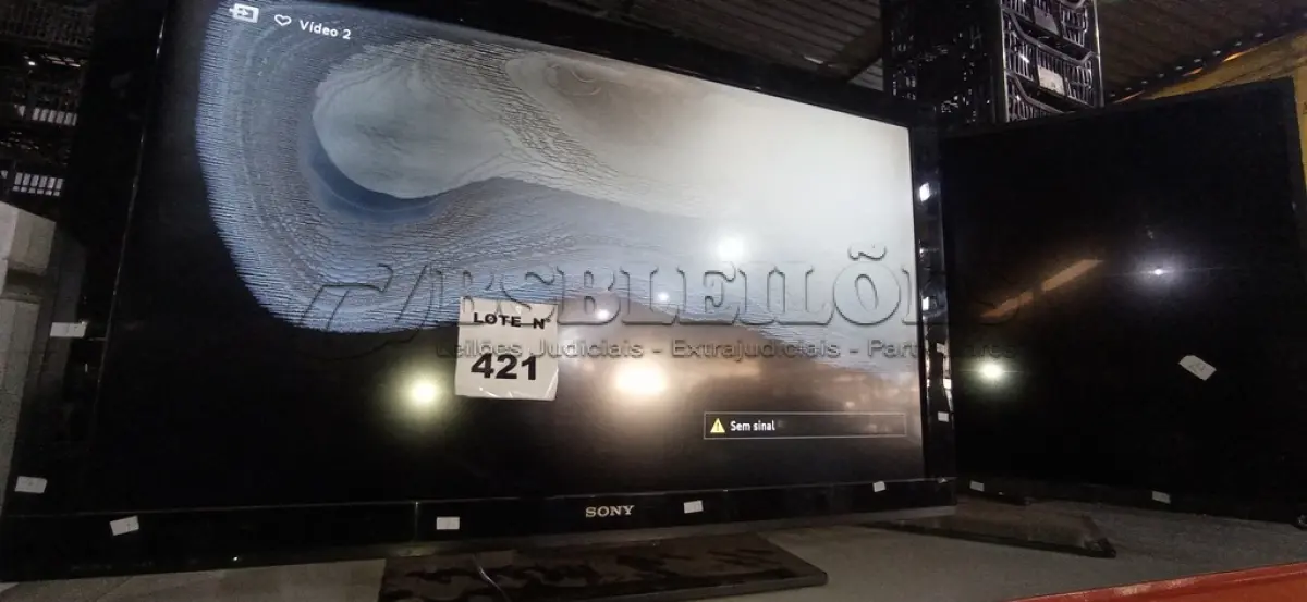 LOTE 421 - 01 TV 40’’ MARCA SONY E 01 TV 42’’ MARCA PHILCO PARA RETIRADA DE PEÇAS. (NO ESTADO) ATENÇÃO! FAZER A VISITAÇÃO ANTES DE ARREMATAR, NÃO SABEMOS SE FUNCIONA, LEILÃO NÃO TEM GARANTIA E NEM DEVOLUÇÃO, SUJEITO A POSSÍVEIS AVARIAS VISÍVEIS/OCULTAS E/OU AUSÊNCIA DE COMPONENTES.
