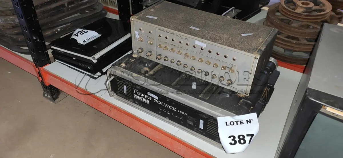 LOTE 387 -  01 AMPLIFICADOR COM CASE POWER SOURCE 1600 E 01 PAINERL COM TOMADAS.  (NO ESTADO) ATENÇÃO! FAZER A VISITAÇÃO ANTES DE ARREMATAR, NÃO SABEMOS SE FUNCIONA, LEILÃO NÃO TEM GARANTIA E NEM DEVOLUÇÃO, SUJEITO A POSSÍVEIS AVARIAS VISÍVEIS/OCULTAS E/OU AUSÊNCIA DE COMPONENTES.