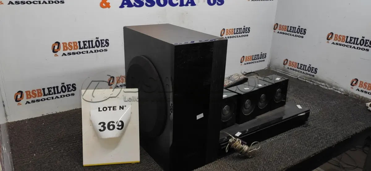 LOTE 369 - 01 HOME THEATER COM 05 CAIXAS E CONTROLE. (NO ESTADO) ATENÇÃO! FAZER A VISITAÇÃO ANTES DE ARREMATAR, NÃO SABEMOS SE FUNCIONA, LEILÃO NÃO TEM GARANTIA E NEM DEVOLUÇÃO, SUJEITO A POSSÍVEIS AVARIAS VISÍVEIS/OCULTAS E/OU AUSÊNCIA DE COMPONENTES.