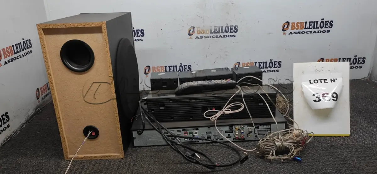 LOTE 369 - 01 HOME THEATER COM 05 CAIXAS E CONTROLE. (NO ESTADO) ATENÇÃO! FAZER A VISITAÇÃO ANTES DE ARREMATAR, NÃO SABEMOS SE FUNCIONA, LEILÃO NÃO TEM GARANTIA E NEM DEVOLUÇÃO, SUJEITO A POSSÍVEIS AVARIAS VISÍVEIS/OCULTAS E/OU AUSÊNCIA DE COMPONENTES.