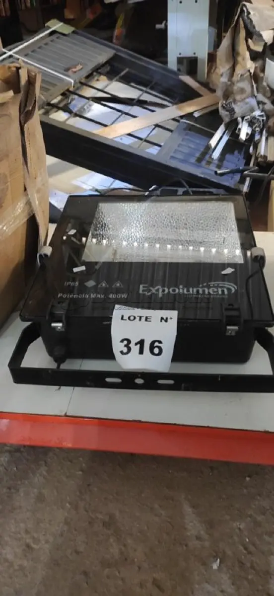 LOTE 316 - 01 REFLETOR 400W MARCA EXPOLUMEN. (NO ESTADO) ATENÇÃO! FAZER A VISITAÇÃO ANTES DE ARREMATAR, NÃO SABEMOS SE FUNCIONA, LEILÃO NÃO TEM GARANTIA E NEM DEVOLUÇÃO, SUJEITO A POSSÍVEIS AVARIAS VISÍVEIS/OCULTAS E/OU AUSÊNCIA DE COMPONENTES.