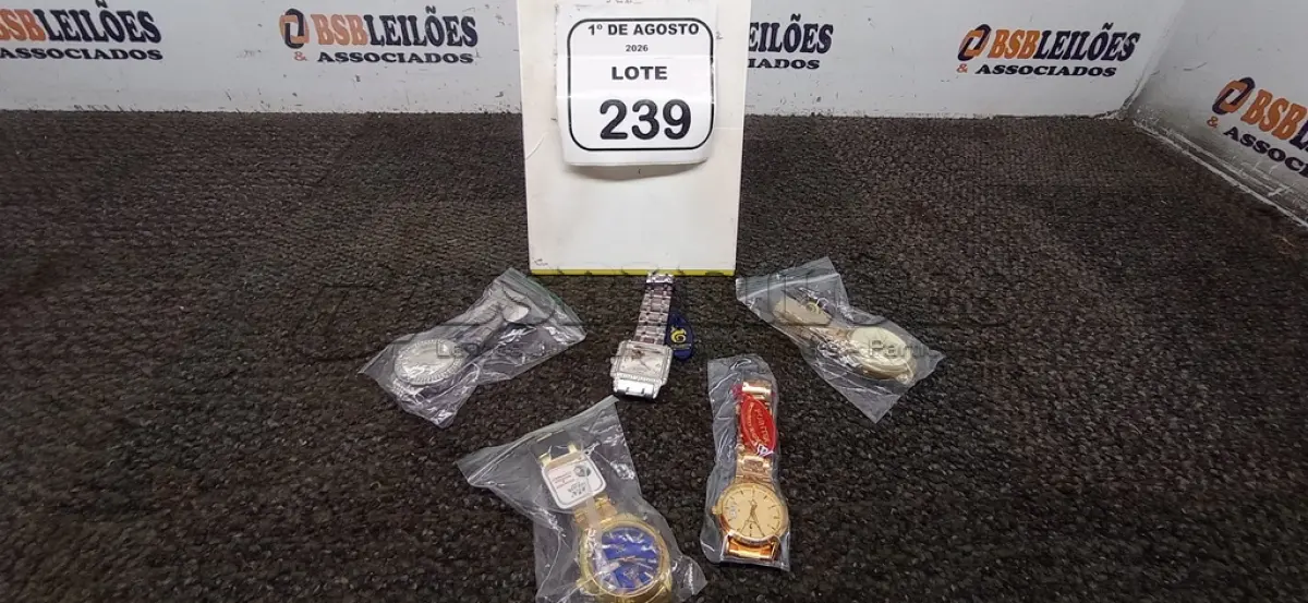 LOTE 239 - 05 RELÓGIOS DE PULSO DE MODELOS DIVERSOS. (NO ESTADO) ATENÇÃO! FAZER A VISITAÇÃO ANTES DE ARREMATAR, NÃO SABEMOS SE FUNCIONA, LEILÃO NÃO TEM GARANTIA E NEM DEVOLUÇÃO, SUJEITO A POSSÍVEIS AVARIAS VISÍVEIS/OCULTAS E/OU AUSÊNCIA DE COMPONENTES.