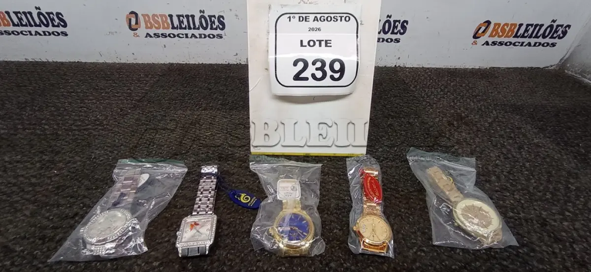 LOTE 239 - 05 RELÓGIOS DE PULSO DE MODELOS DIVERSOS. (NO ESTADO) ATENÇÃO! FAZER A VISITAÇÃO ANTES DE ARREMATAR, NÃO SABEMOS SE FUNCIONA, LEILÃO NÃO TEM GARANTIA E NEM DEVOLUÇÃO, SUJEITO A POSSÍVEIS AVARIAS VISÍVEIS/OCULTAS E/OU AUSÊNCIA DE COMPONENTES.