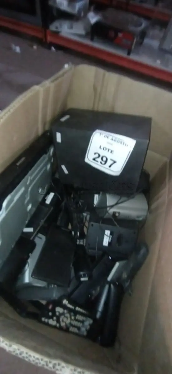 LOTE 297 - 01 APARELHO DE DVD, 01 ADAPTADOR PARA HD E VÁRIAS CAIXAS DE SOM E CONTROLES REMOTO DE MARCAS E MODELOS DIVERSOS. (NO ESTADO) ATENÇÃO! FAZER A VISITAÇÃO ANTES DE ARREMATAR, NÃO SABEMOS SE FUNCIONA, LEILÃO NÃO TEM GARANTIA E NEM DEVOLUÇÃO, SUJEITO A POSSÍVEIS AVARIAS VISÍVEIS/OCULTAS E/OU AUSÊNCIA DE COMPONENTES.