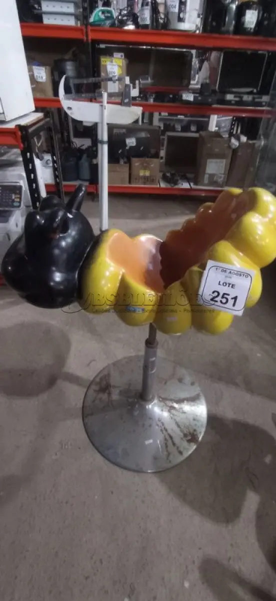 LOTE 251 - 01 BANQUETA INFANTIL PARA BARBEIROS. (NO ESTADO) ATENÇÃO! FAZER A VISITAÇÃO ANTES DE ARREMATAR, NÃO SABEMOS SE FUNCIONA, LEILÃO NÃO TEM GARANTIA E NEM DEVOLUÇÃO, SUJEITO A POSSÍVEIS AVARIAS VISÍVEIS/OCULTAS E/OU AUSÊNCIA DE COMPONENTES.