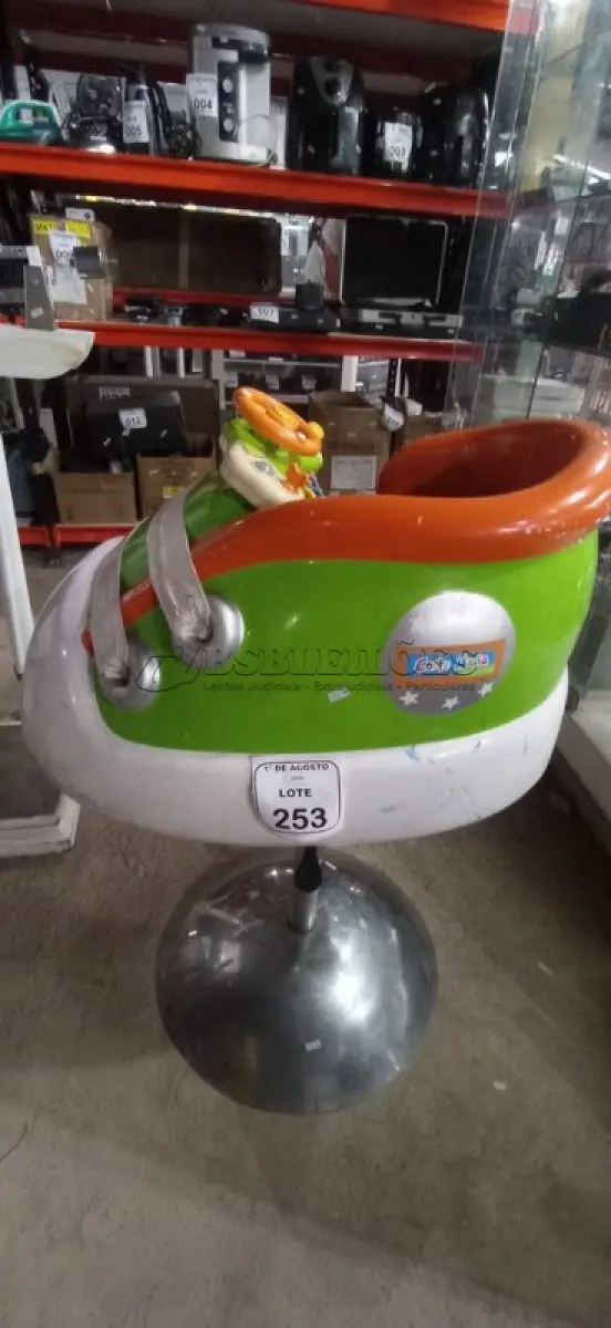 LOTE 253 - 01 BANQUETA INFANTIL PARA BARBEIROS. (NO ESTADO) ATENÇÃO! FAZER A VISITAÇÃO ANTES DE ARREMATAR, NÃO SABEMOS SE FUNCIONA, LEILÃO NÃO TEM GARANTIA E NEM DEVOLUÇÃO, SUJEITO A POSSÍVEIS AVARIAS VISÍVEIS/OCULTAS E/OU AUSÊNCIA DE COMPONENTES.