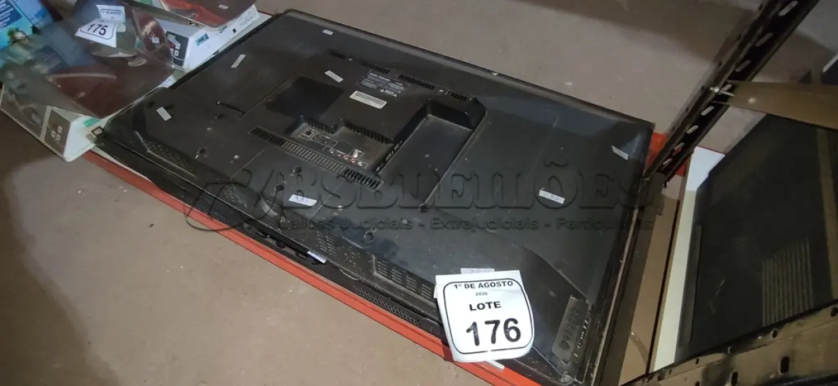 LOTE 176 - 01 TV 43’’ MARCA PHILIPS E 01 TV 42’’ MARCA SEMP TOSHIBA PARA RETIRADA DE PEÇAS. (NO ESTADO) ATENÇÃO! FAZER A VISITAÇÃO ANTES DE ARREMATAR, NÃO SABEMOS SE FUNCIONA, LEILÃO NÃO TEM GARANTIA E NEM DEVOLUÇÃO, SUJEITO A POSSÍVEIS AVARIAS VISÍVEIS/OCULTAS E/OU AUSÊNCIA DE COMPONENTES.