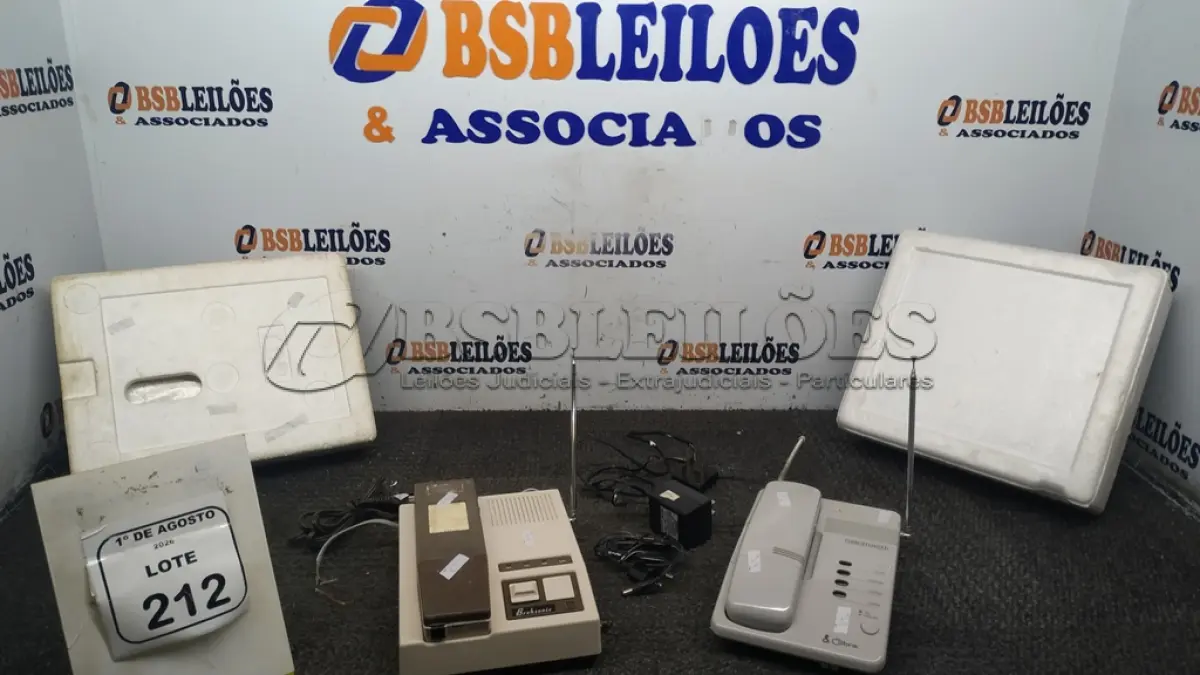 LOTE 212 - 02 APARELHOS DE TELEFONE FIXO MODELOS ANTIGOS. (NO ESTADO) ATENÇÃO! FAZER A VISITAÇÃO ANTES DE ARREMATAR, NÃO SABEMOS SE FUNCIONA, LEILÃO NÃO TEM GARANTIA E NEM DEVOLUÇÃO, SUJEITO A POSSÍVEIS AVARIAS VISÍVEIS/OCULTAS E/OU AUSÊNCIA DE COMPONENTES.