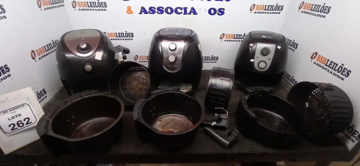 LOTE 262 - 03 AIR FRYERS DE MARCAS E MODELOS DIVERSOS. (NO ESTADO) ATENÇÃO! FAZER A VISITAÇÃO ANTES DE ARREMATAR, NÃO SABEMOS SE FUNCIONA, LEILÃO NÃO TEM GARANTIA E NEM DEVOLUÇÃO, SUJEITO A POSSÍVEIS AVARIAS VISÍVEIS/OCULTAS E/OU AUSÊNCIA DE COMPONENTES.