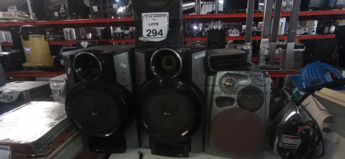 LOTE 294 - 01 PORTA CD E 04 CAIXAS DE SOM DE MARCAS E MODELOS DIVERSOS. (NO ESTADO) ATENÇÃO! FAZER A VISITAÇÃO ANTES DE ARREMATAR, NÃO SABEMOS SE FUNCIONA, LEILÃO NÃO TEM GARANTIA E NEM DEVOLUÇÃO, SUJEITO A POSSÍVEIS AVARIAS VISÍVEIS/OCULTAS E/OU AUSÊNCIA DE COMPONENTES.