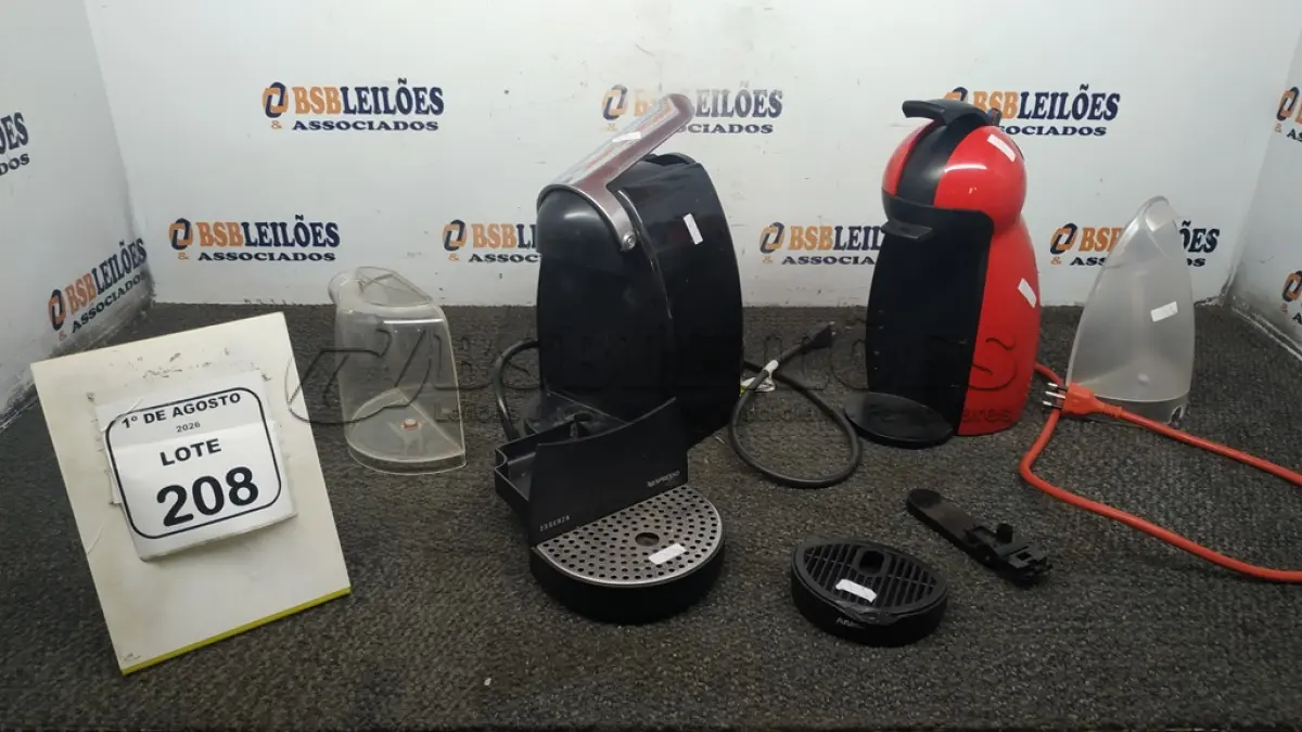 LOTE 208 - 02 CAFETEIRAS DE MARCAS MODELOS DIVERSOS. (NO ESTADO) ATENÇÃO! FAZER A VISITAÇÃO ANTES DE ARREMATAR, NÃO SABEMOS SE FUNCIONA, LEILÃO NÃO TEM GARANTIA E NEM DEVOLUÇÃO, SUJEITO A POSSÍVEIS AVARIAS VISÍVEIS/OCULTAS E/OU AUSÊNCIA DE COMPONENTES.