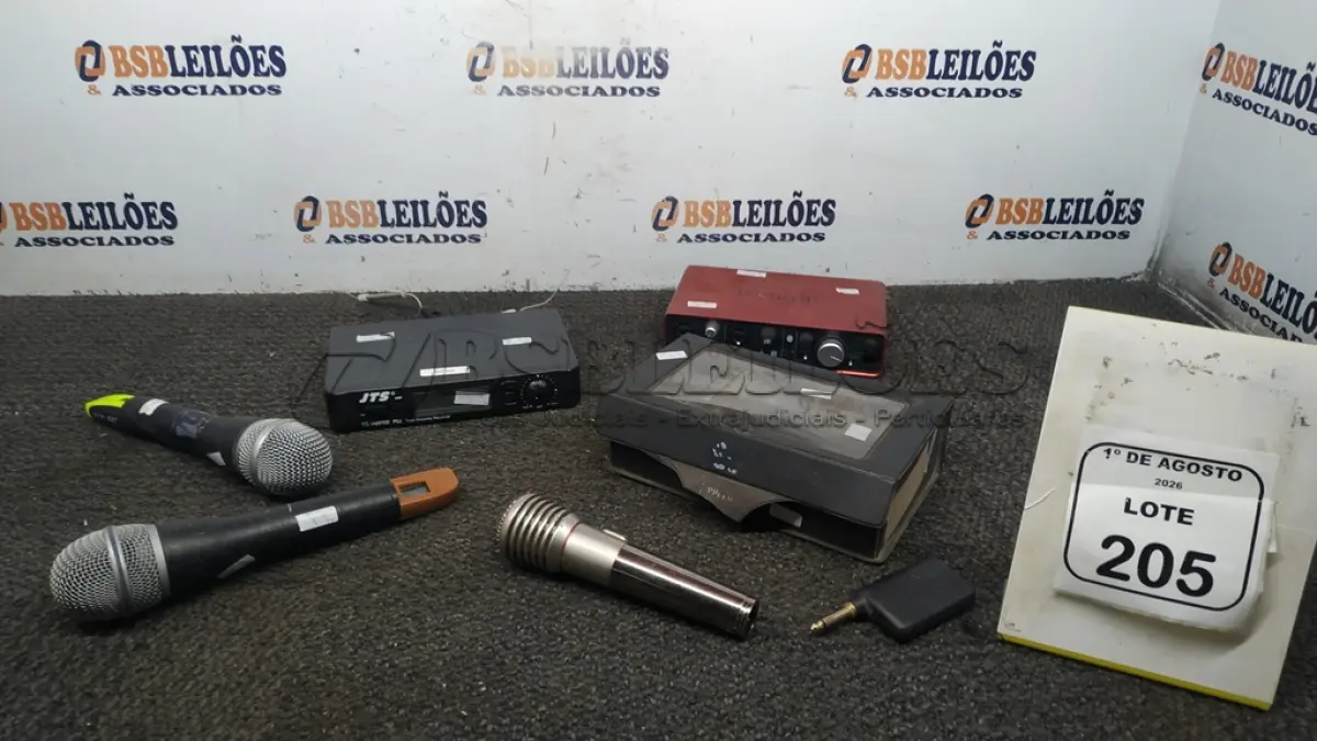 LOTE 205 - 01 INTERFACE DE ÁUDIO MARCA SCARLLET, 01 RECEPTOR DE MICROFONE SEM FIO MARCA JTS E 03 MICROFONES DE MARCAS E MODELOS DIVERSOS. (NO ESTADO) ATENÇÃO! FAZER A VISITAÇÃO ANTES DE ARREMATAR, NÃO SABEMOS SE FUNCIONA, LEILÃO NÃO TEM GARANTIA E NEM DEVOLUÇÃO, SUJEITO A POSSÍVEIS AVARIAS VISÍVEIS/OCULTAS E/OU AUSÊNCIA DE COMPONENTES.