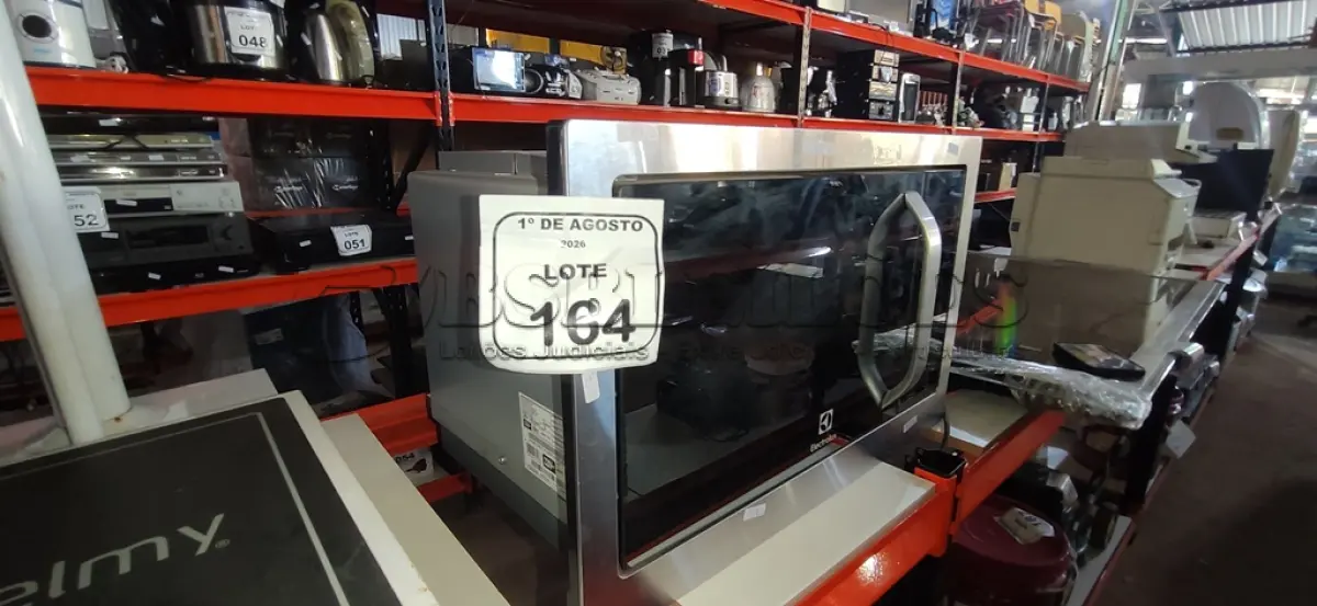 LOTE 164 - 01 FORNO MICRO-ONDAS 220V MARCA ELECTROLUX. (NO ESTADO) ATENÇÃO! FAZER A VISITAÇÃO ANTES DE ARREMATAR, NÃO SABEMOS SE FUNCIONA, LEILÃO NÃO TEM GARANTIA E NEM DEVOLUÇÃO, SUJEITO A POSSÍVEIS AVARIAS VISÍVEIS/OCULTAS E/OU AUSÊNCIA DE COMPONENTES.