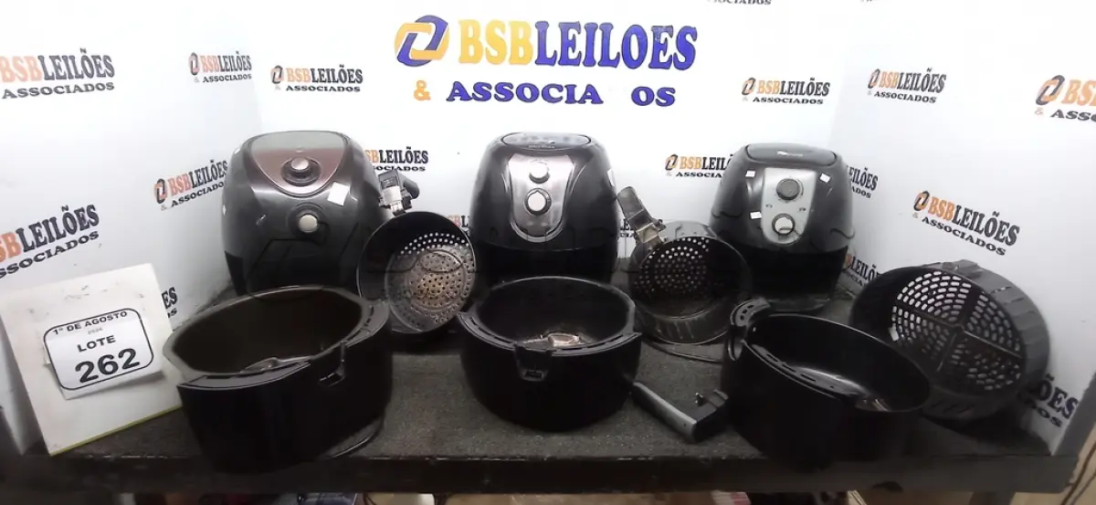 LOTE 262 - 03 AIR FRYERS DE MARCAS E MODELOS DIVERSOS. (NO ESTADO) ATENÇÃO! FAZER A VISITAÇÃO ANTES DE ARREMATAR, NÃO SABEMOS SE FUNCIONA, LEILÃO NÃO TEM GARANTIA E NEM DEVOLUÇÃO, SUJEITO A POSSÍVEIS AVARIAS VISÍVEIS/OCULTAS E/OU AUSÊNCIA DE COMPONENTES.