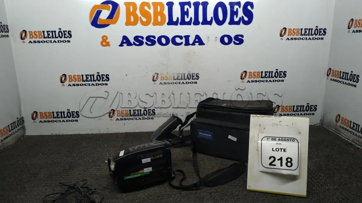 LOTE 218 - 01 FILMADORA MODELO RJ56 MARCA PANASONIC COM BOLSA. (NO ESTADO) ATENÇÃO! FAZER A VISITAÇÃO ANTES DE ARREMATAR, NÃO SABEMOS SE FUNCIONA, LEILÃO NÃO TEM GARANTIA E NEM DEVOLUÇÃO, SUJEITO A POSSÍVEIS AVARIAS VISÍVEIS/OCULTAS E/OU AUSÊNCIA DE COMPONENTES.