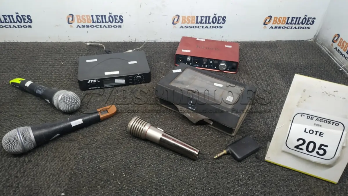 LOTE 205 - 01 INTERFACE DE ÁUDIO MARCA SCARLLET, 01 RECEPTOR DE MICROFONE SEM FIO MARCA JTS E 03 MICROFONES DE MARCAS E MODELOS DIVERSOS. (NO ESTADO) ATENÇÃO! FAZER A VISITAÇÃO ANTES DE ARREMATAR, NÃO SABEMOS SE FUNCIONA, LEILÃO NÃO TEM GARANTIA E NEM DEVOLUÇÃO, SUJEITO A POSSÍVEIS AVARIAS VISÍVEIS/OCULTAS E/OU AUSÊNCIA DE COMPONENTES.