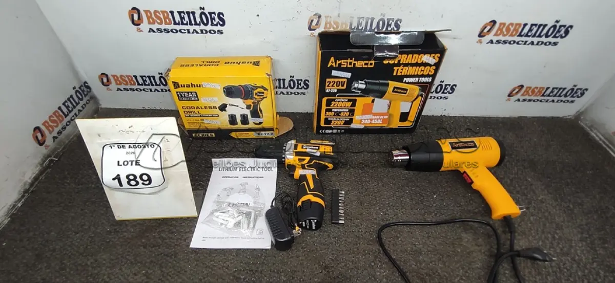 LOTE 189 - 01 SOPRADOR TÉRMICO 220V MARCA ARSTHECO E 01 PARAFUSADEIRA A BATERIA 12V MARCA HUAHUO. (NO ESTADO) ATENÇÃO! FAZER A VISITAÇÃO ANTES DE ARREMATAR, NÃO SABEMOS SE FUNCIONA, LEILÃO NÃO TEM GARANTIA E NEM DEVOLUÇÃO, SUJEITO A POSSÍVEIS AVARIAS VISÍVEIS/OCULTAS E/OU AUSÊNCIA DE COMPONENTES.