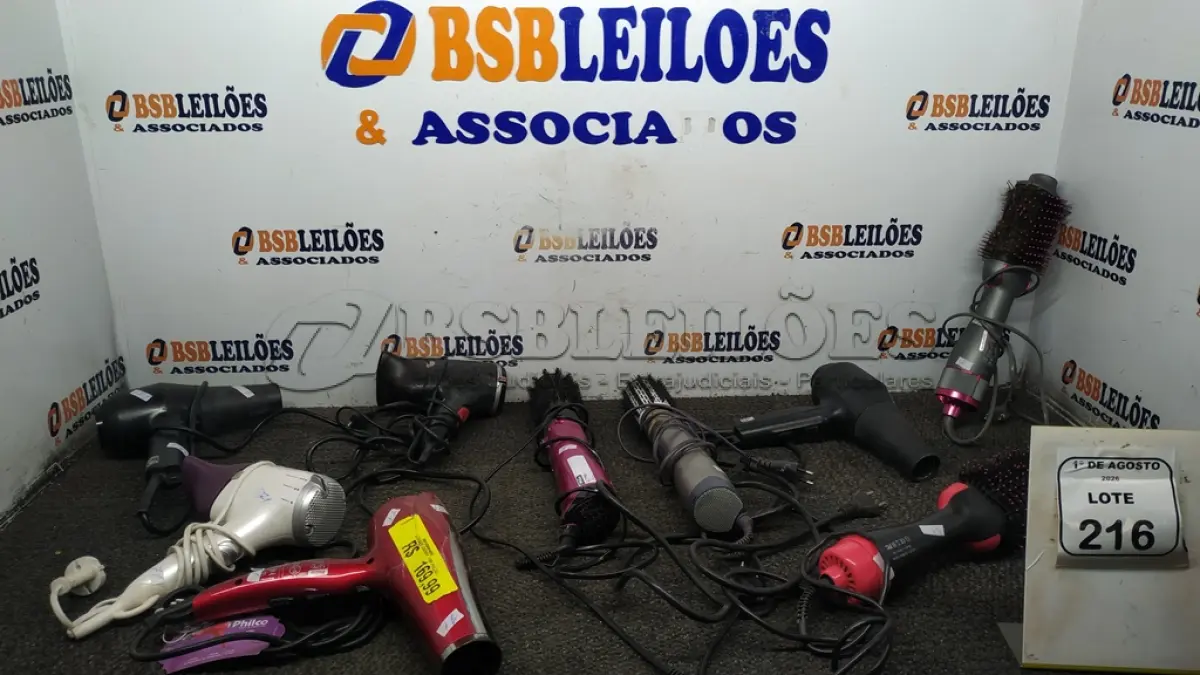 LOTE 216 - 05 SECADORES DE CABELO E 04 ESCOVAS DE CABELO ELÉTRICAS DE MARCAS E MODELOS DIVERSOS. (NO ESTADO) ATENÇÃO! FAZER A VISITAÇÃO ANTES DE ARREMATAR, NÃO SABEMOS SE FUNCIONA, LEILÃO NÃO TEM GARANTIA E NEM DEVOLUÇÃO, SUJEITO A POSSÍVEIS AVARIAS VISÍVEIS/OCULTAS E/OU AUSÊNCIA DE COMPONENTES.