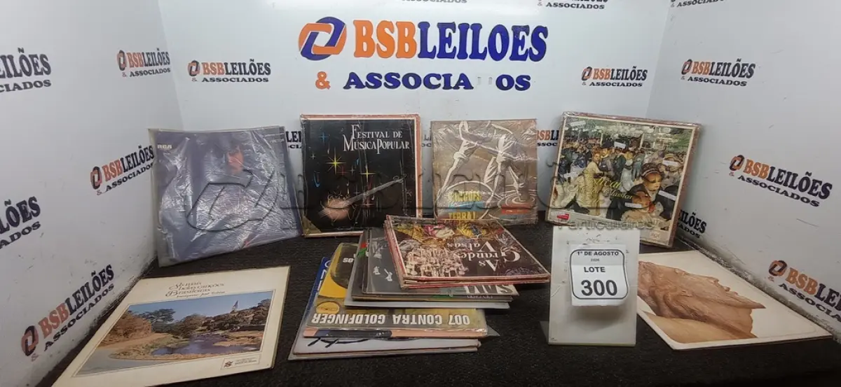 LOTE 300 - 01 LOTE COM GRANDE QUANTIDADE DE DISCOS VINIL. (NO ESTADO) ATENÇÃO! FAZER A VISITAÇÃO ANTES DE ARREMATAR, NÃO SABEMOS SE FUNCIONA, LEILÃO NÃO TEM GARANTIA E NEM DEVOLUÇÃO, SUJEITO A POSSÍVEIS AVARIAS VISÍVEIS/OCULTAS E/OU AUSÊNCIA DE COMPONENTES.