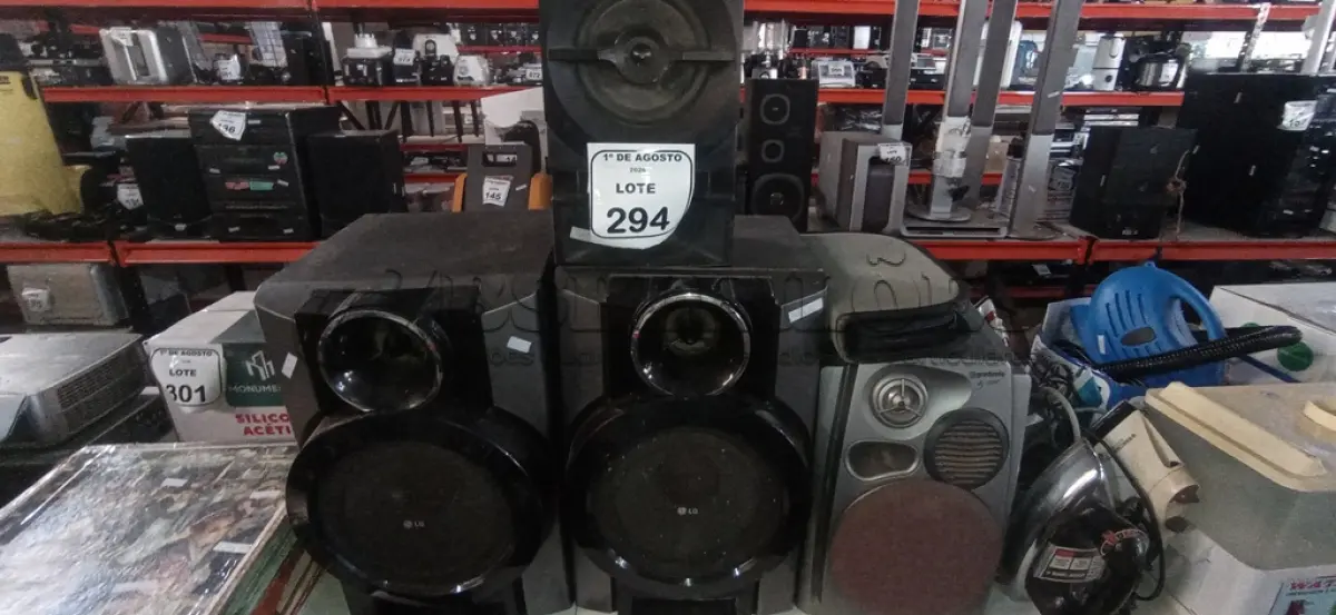 LOTE 294 - 01 PORTA CD E 04 CAIXAS DE SOM DE MARCAS E MODELOS DIVERSOS. (NO ESTADO) ATENÇÃO! FAZER A VISITAÇÃO ANTES DE ARREMATAR, NÃO SABEMOS SE FUNCIONA, LEILÃO NÃO TEM GARANTIA E NEM DEVOLUÇÃO, SUJEITO A POSSÍVEIS AVARIAS VISÍVEIS/OCULTAS E/OU AUSÊNCIA DE COMPONENTES.