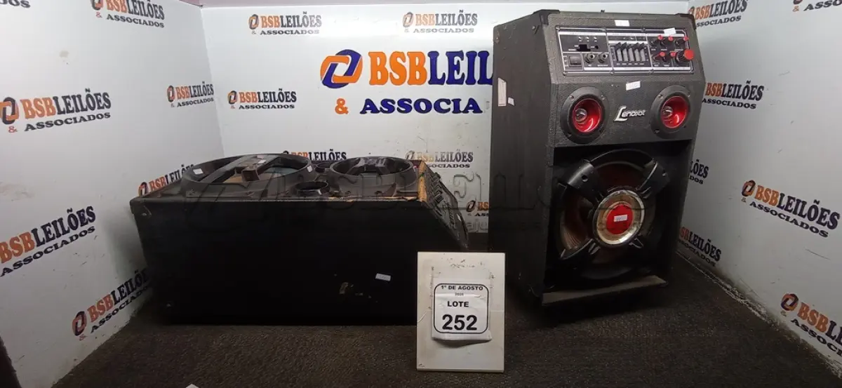 LOTE 252 - 02 CAIXAS DE SOM AMPLIFICADORAS. (NO ESTADO) ATENÇÃO! FAZER A VISITAÇÃO ANTES DE ARREMATAR, NÃO SABEMOS SE FUNCIONA, LEILÃO NÃO TEM GARANTIA E NEM DEVOLUÇÃO, SUJEITO A POSSÍVEIS AVARIAS VISÍVEIS/OCULTAS E/OU AUSÊNCIA DE COMPONENTES.