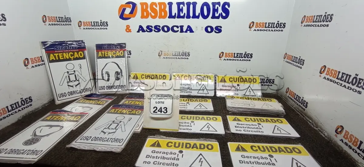 LOTE 243 - 01 LOTE COM PLACAS SINALIZADORAS. (NO ESTADO) ATENÇÃO! FAZER A VISITAÇÃO ANTES DE ARREMATAR, NÃO SABEMOS SE FUNCIONA, LEILÃO NÃO TEM GARANTIA E NEM DEVOLUÇÃO, SUJEITO A POSSÍVEIS AVARIAS VISÍVEIS/OCULTAS E/OU AUSÊNCIA DE COMPONENTES.