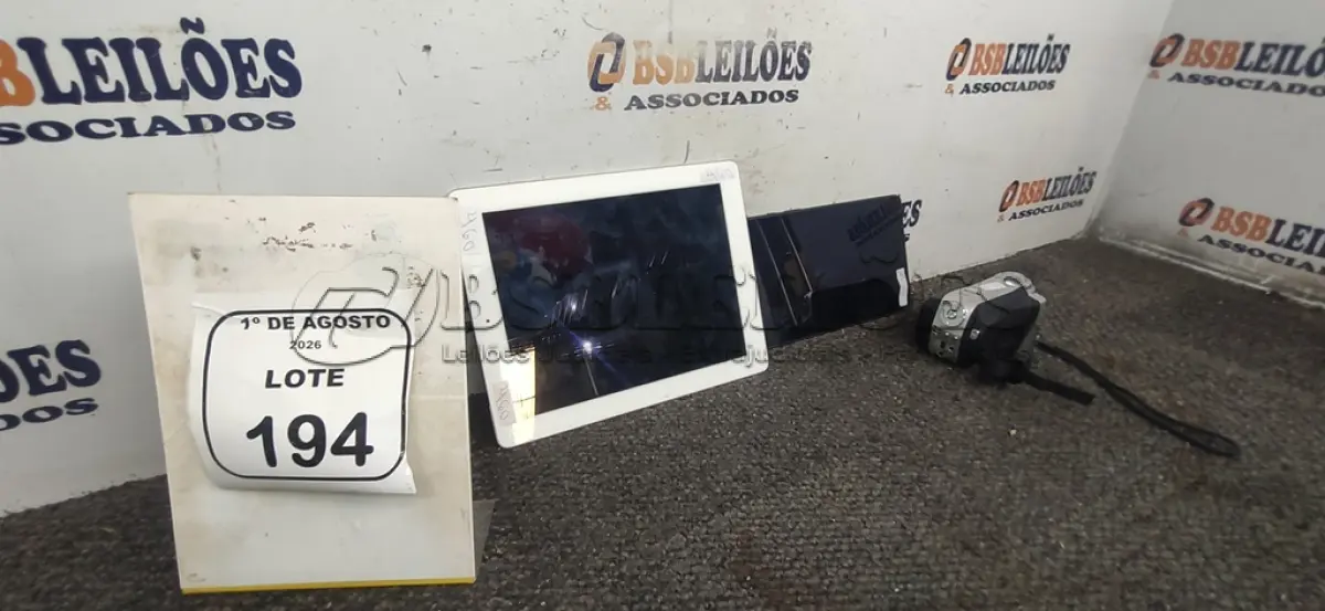 LOTE 194 - 01 FILMADORA MARCA NEWLINK, 01 TABLET MARCA SAMSUNG E 01 IPAD. (NO ESTADO) ATENÇÃO! FAZER A VISITAÇÃO ANTES DE ARREMATAR, NÃO SABEMOS SE FUNCIONA, LEILÃO NÃO TEM GARANTIA E NEM DEVOLUÇÃO, SUJEITO A POSSÍVEIS AVARIAS VISÍVEIS/OCULTAS E/OU AUSÊNCIA DE COMPONENTES.