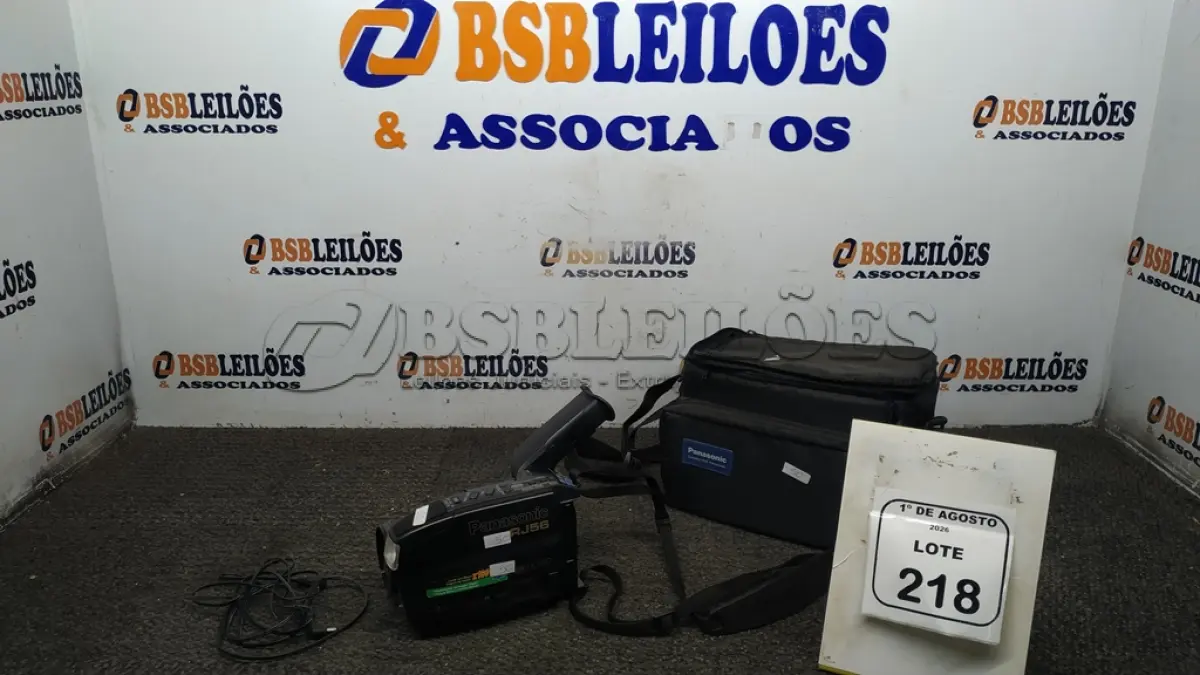 LOTE 218 - 01 FILMADORA MODELO RJ56 MARCA PANASONIC COM BOLSA. (NO ESTADO) ATENÇÃO! FAZER A VISITAÇÃO ANTES DE ARREMATAR, NÃO SABEMOS SE FUNCIONA, LEILÃO NÃO TEM GARANTIA E NEM DEVOLUÇÃO, SUJEITO A POSSÍVEIS AVARIAS VISÍVEIS/OCULTAS E/OU AUSÊNCIA DE COMPONENTES.