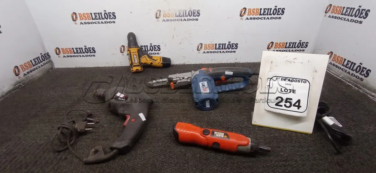 LOTE 254 - 01 MINI LIXADEIRA DE CINTA, 01 FURADEIRA E 02 PARAFUSADEIRAS DE MARCAS E MODELOS DIVERSOS. (NO ESTADO) ATENÇÃO! FAZER A VISITAÇÃO ANTES DE ARREMATAR, NÃO SABEMOS SE FUNCIONA, LEILÃO NÃO TEM GARANTIA E NEM DEVOLUÇÃO, SUJEITO A POSSÍVEIS AVARIAS VISÍVEIS/OCULTAS E/OU AUSÊNCIA DE COMPONENTES.