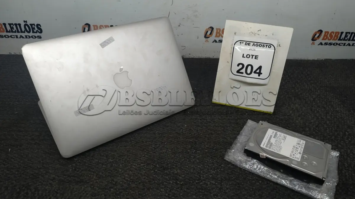 LOTE 204 - 01 MACBOOK APPLE. (NO ESTADO) ATENÇÃO! FAZER A VISITAÇÃO ANTES DE ARREMATAR, NÃO SABEMOS SE FUNCIONA, LEILÃO NÃO TEM GARANTIA E NEM DEVOLUÇÃO, SUJEITO A POSSÍVEIS AVARIAS VISÍVEIS/OCULTAS E/OU AUSÊNCIA DE COMPONENTES.
