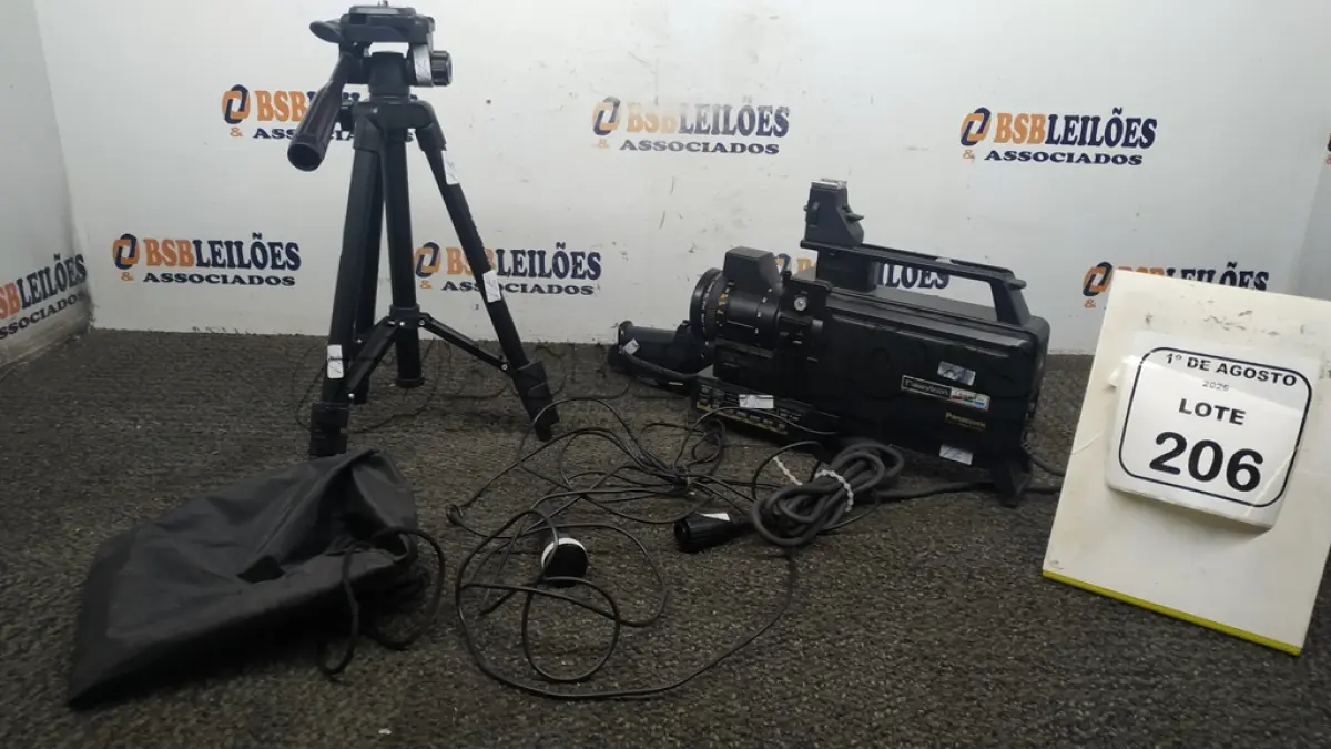 LOTE 206 - 01 FILMADORA MODELO NEWVICON MARCA PANASONIC E 01 TRIPÉ. (NO ESTADO) ATENÇÃO! FAZER A VISITAÇÃO ANTES DE ARREMATAR, NÃO SABEMOS SE FUNCIONA, LEILÃO NÃO TEM GARANTIA E NEM DEVOLUÇÃO, SUJEITO A POSSÍVEIS AVARIAS VISÍVEIS/OCULTAS E/OU AUSÊNCIA DE COMPONENTES.