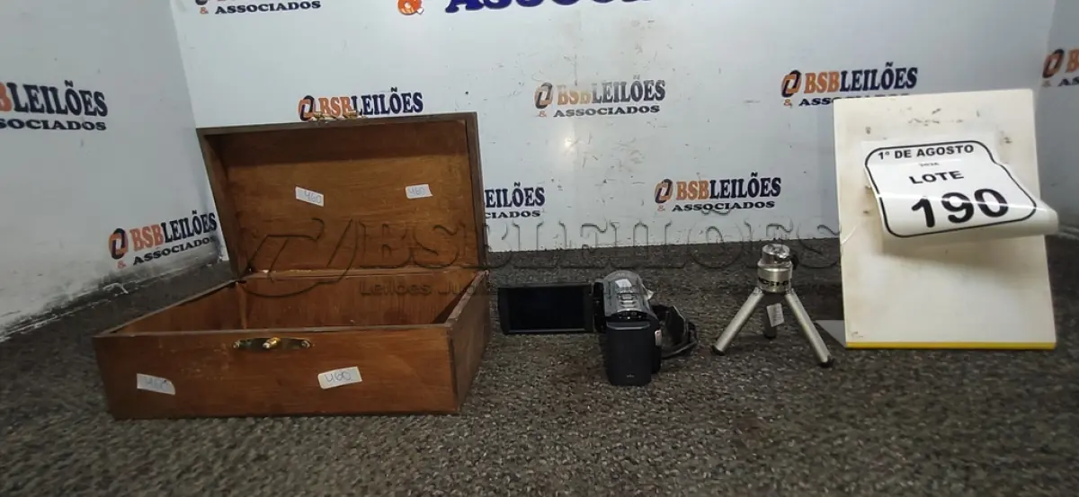 LOTE 190 - 01 FILMADORA MODELO HANDYCAM MARCA SONY COM TRIPÉ E 01 CAIXA DE MADEIRA. (NO ESTADO) ATENÇÃO! FAZER A VISITAÇÃO ANTES DE ARREMATAR, NÃO SABEMOS SE FUNCIONA, LEILÃO NÃO TEM GARANTIA E NEM DEVOLUÇÃO, SUJEITO A POSSÍVEIS AVARIAS VISÍVEIS/OCULTAS E/OU AUSÊNCIA DE COMPONENTES.
