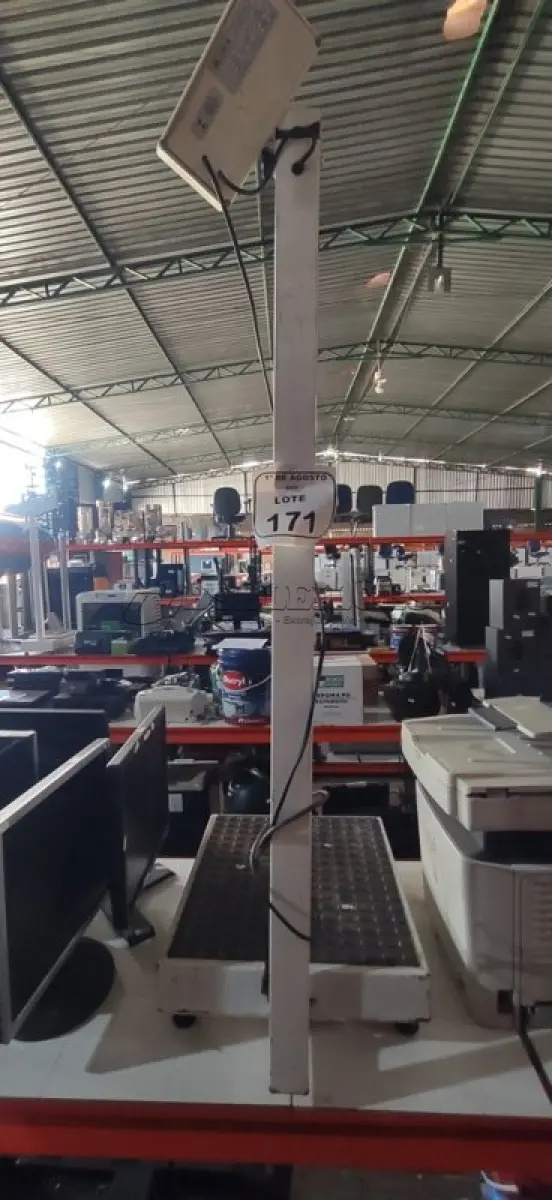 LOTE 171 - 01 BALANÇA CORPORAL. (NO ESTADO) ATENÇÃO! FAZER A VISITAÇÃO ANTES DE ARREMATAR, NÃO SABEMOS SE FUNCIONA, LEILÃO NÃO TEM GARANTIA E NEM DEVOLUÇÃO, SUJEITO A POSSÍVEIS AVARIAS VISÍVEIS/OCULTAS E/OU AUSÊNCIA DE COMPONENTES.