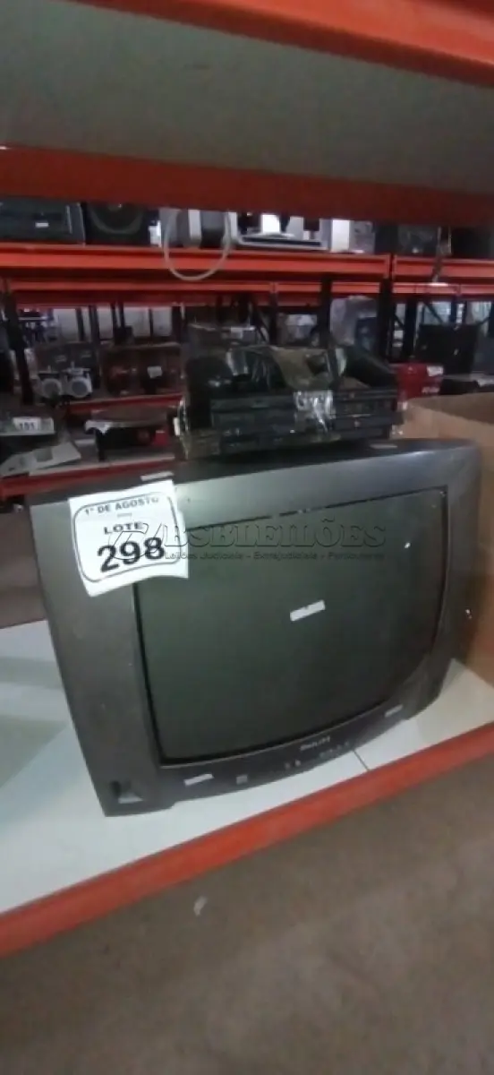 LOTE 298 - 01 TV DE TUBO MARCA PHILIPS E 02 PLAYSTATION 2 COM 02 CONTROLES. (NO ESTADO) ATENÇÃO! FAZER A VISITAÇÃO ANTES DE ARREMATAR, NÃO SABEMOS SE FUNCIONA, LEILÃO NÃO TEM GARANTIA E NEM DEVOLUÇÃO, SUJEITO A POSSÍVEIS AVARIAS VISÍVEIS/OCULTAS E/OU AUSÊNCIA DE COMPONENTES.