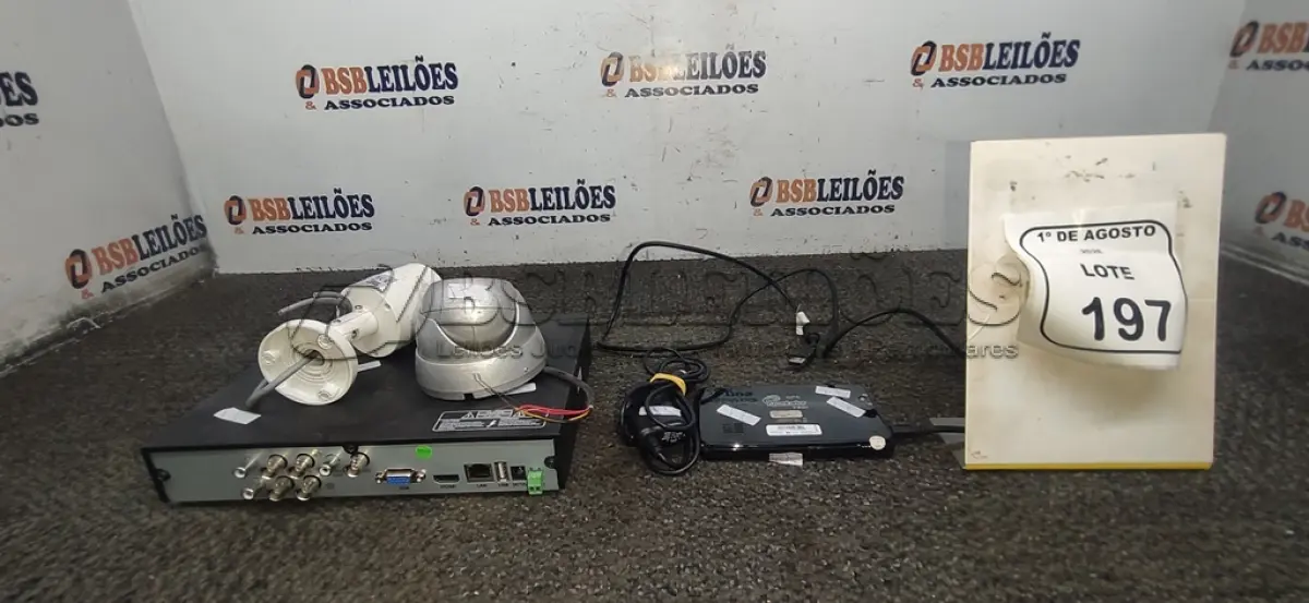 LOTE 197 - 01 APARELHO DVR E 02 CÂMERAS DE SEGURANÇA DE MARCA E MODELOS DIVERSOS. (NO ESTADO) ATENÇÃO! FAZER A VISITAÇÃO ANTES DE ARREMATAR, NÃO SABEMOS SE FUNCIONA, LEILÃO NÃO TEM GARANTIA E NEM DEVOLUÇÃO, SUJEITO A POSSÍVEIS AVARIAS VISÍVEIS/OCULTAS E/OU AUSÊNCIA DE COMPONENTES.