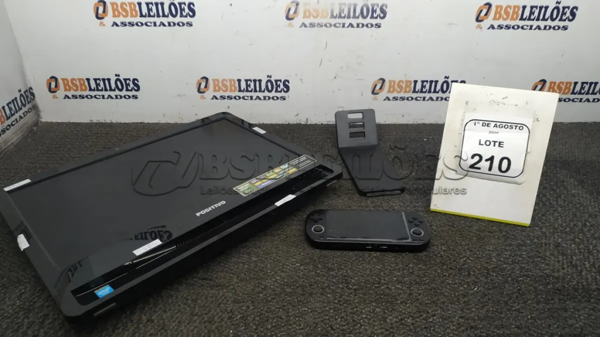 LOTE 210 - 01 ALL IN ONE MARCA POSITIVO E 01 CONSOLE PORTÁTIL SMART PRO 128GB MARCA TRIMUI. (NO ESTADO) ATENÇÃO! FAZER A VISITAÇÃO ANTES DE ARREMATAR, NÃO SABEMOS SE FUNCIONA, LEILÃO NÃO TEM GARANTIA E NEM DEVOLUÇÃO, SUJEITO A POSSÍVEIS AVARIAS VISÍVEIS/OCULTAS E/OU AUSÊNCIA DE COMPONENTES.