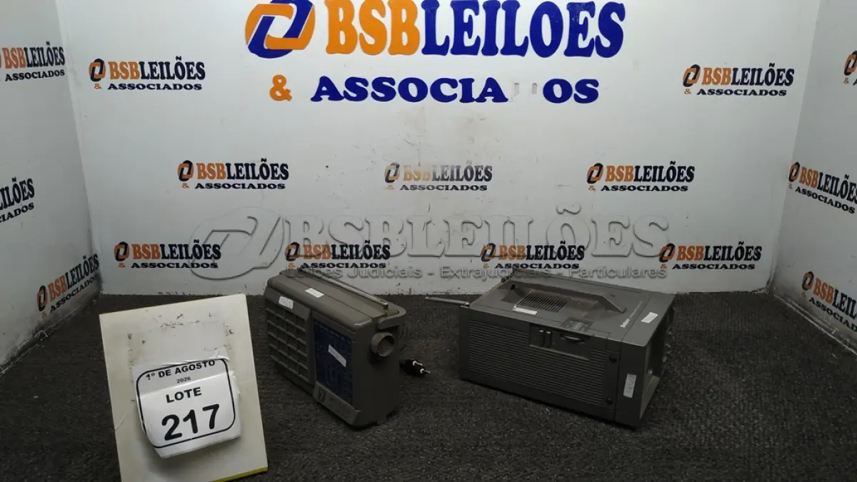 LOTE 217 - 01 MINI TV/RÁDIO E 01 RÁDIO ANTIGO. (NO ESTADO) ATENÇÃO! FAZER A VISITAÇÃO ANTES DE ARREMATAR, NÃO SABEMOS SE FUNCIONA, LEILÃO NÃO TEM GARANTIA E NEM DEVOLUÇÃO, SUJEITO A POSSÍVEIS AVARIAS VISÍVEIS/OCULTAS E/OU AUSÊNCIA DE COMPONENTES.