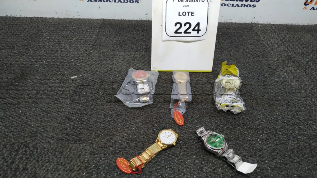 LOTE 224 - 05 RELÓGIOS DE PULSO DE MODELOS DIVERSOS. (NO ESTADO) ATENÇÃO! FAZER A VISITAÇÃO ANTES DE ARREMATAR, NÃO SABEMOS SE FUNCIONA, LEILÃO NÃO TEM GARANTIA E NEM DEVOLUÇÃO, SUJEITO A POSSÍVEIS AVARIAS VISÍVEIS/OCULTAS E/OU AUSÊNCIA DE COMPONENTES.