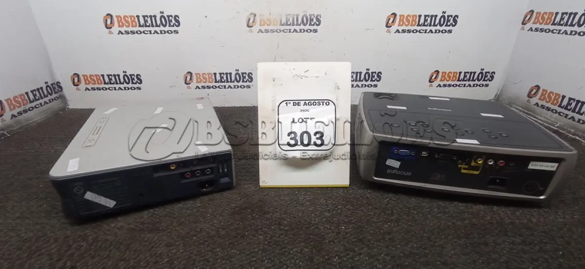 LOTE 303 - 02 PROJETORES MARCA SONY E INFOCUS. (NO ESTADO) ATENÇÃO! FAZER A VISITAÇÃO ANTES DE ARREMATAR, NÃO SABEMOS SE FUNCIONA, LEILÃO NÃO TEM GARANTIA E NEM DEVOLUÇÃO, SUJEITO A POSSÍVEIS AVARIAS VISÍVEIS/OCULTAS E/OU AUSÊNCIA DE COMPONENTES.